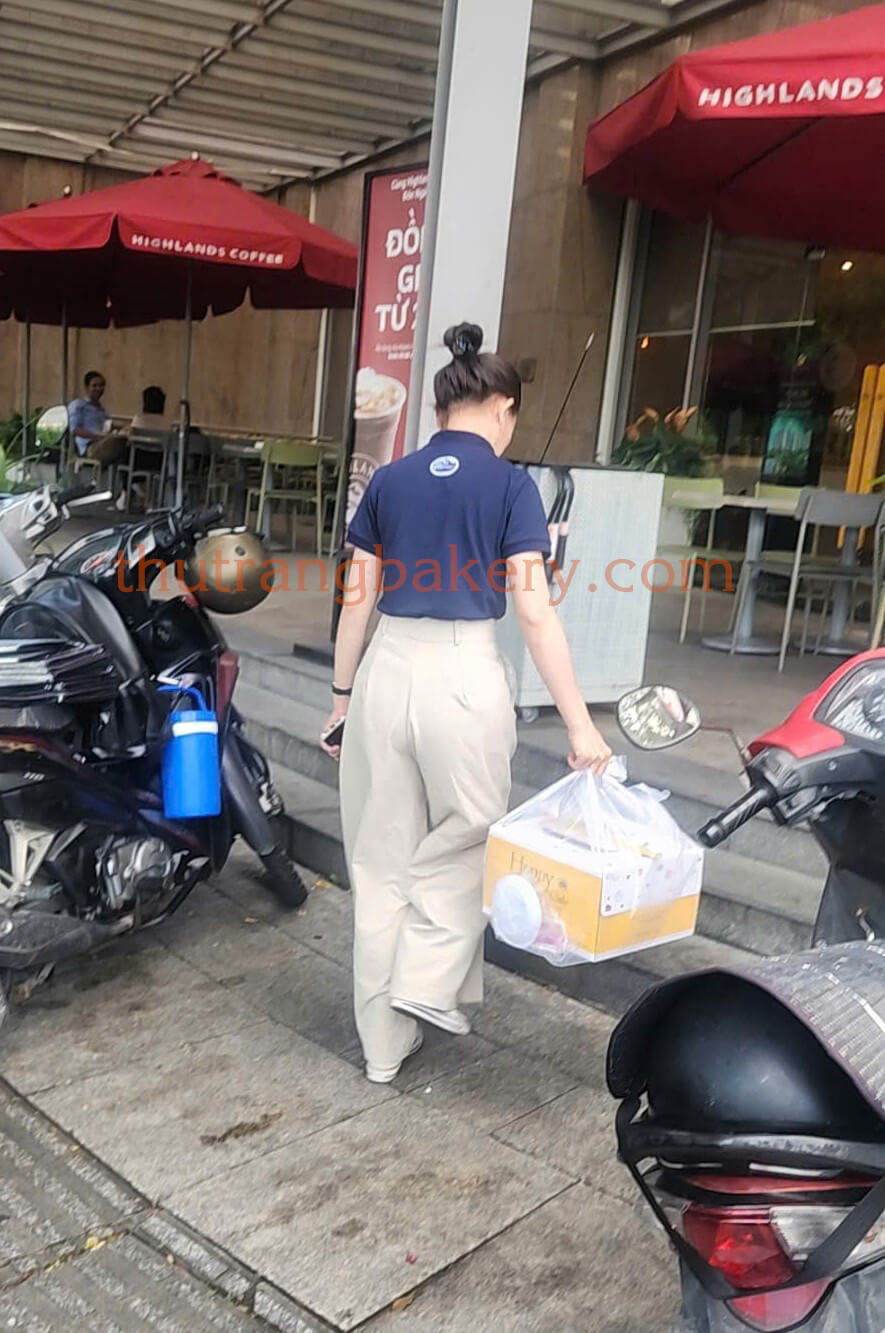 giao bánh cho khách tại Dĩ An